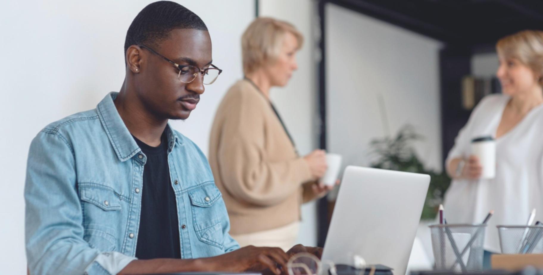 Profesionales analizando datos financieros y estados contables en entorno de trabajo moderno