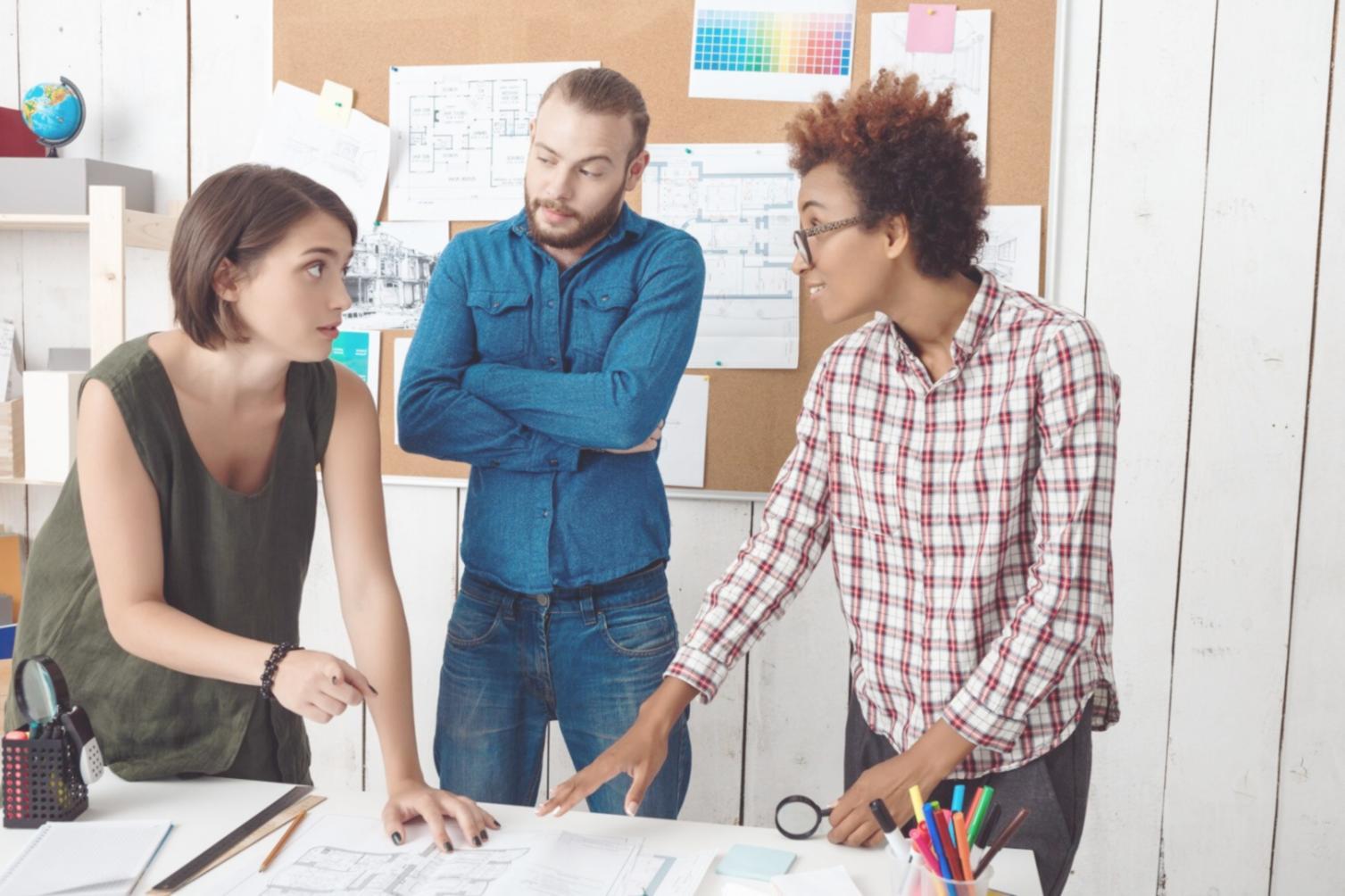 Grupo de profesionales en sesión de formación intensiva presencial con casos prácticos